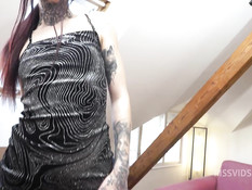 Небритый парень обоссал и отодрал в очко молодую татуированную тёлку