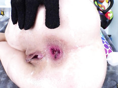 Мужик с бородой отымел в смазанный анус татуированную сисястую девку