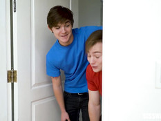 После лесби секса юные блондинка и брюнетка ебались с двумя парнями