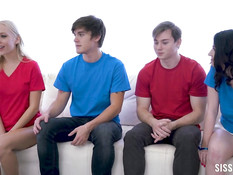 После лесби секса юные блондинка и брюнетка ебались с двумя парнями