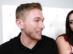 Групповуха двух парней с молодой брюнеткой и миниатюрной блондинкой