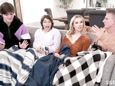 Молодые блондинка и шатенка занялись групповым сексом с двумя парнями