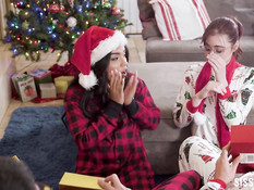 Групповая оргия двух парней с латинской брюнеткой и шатенкой в очках