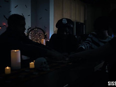 Кудрявая шатенка и сисястая брюнетка с тату трахаются с двумя парнями