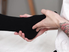 Молодая русская блондинка в гольфах трахается с очкариком на кровати