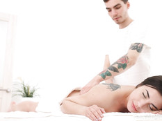 Массажист отымел в бритую киску и залил спермой юную русскую шатенку