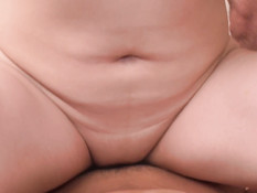 Горячая японская шатенка с большой грудью удовлетворяет всех парней