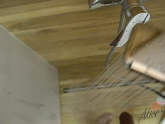 Голубоглазая молодая блондинка с веснушками на лице отсосала в душе