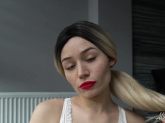 Белокурая красотка с веснушками на лице с наслаждением отсасывает хуй