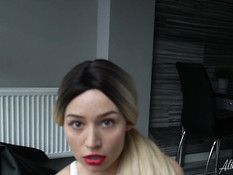 Белокурая красотка с веснушками на лице с наслаждением отсасывает хуй