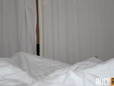 Белокурая красавица с веснушками на лице с наслаждением делает минет