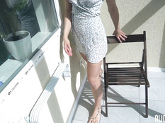 Красивую голубоглазую блондинку отодрали в киску и забрызгали спермой