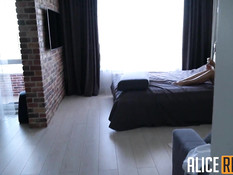 Молодая красивая блондинка с голубыми глазами подрочила хуй ступнями