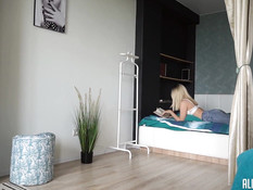 Белокурая красотка делает глубокий минет и выдрачивает сперму на язык