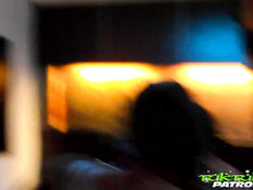 Тайская девка оттрахана на кровати белым туристом и заполнена спермой