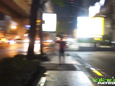 Сисястая азиатская девка с татушками на теле оттрахана секс туристом