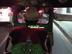 Азиатская брюнетка сосёт хуй и ебётся с секс туристом в номере отеля