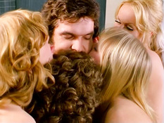 Четыре развратные студентки затрахали молодого преподавателя в классе