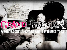 Седовласый старик отымел молодую брюнетку с тату и сиськастую милфу