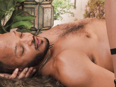 Мулат отпердолил смуглого молодого транса с татуировками и пирсингом