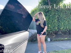 Водитель в маске оттрахал в машине грудастого светловолосого транса