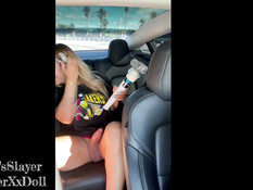 Водитель в маске оттрахал в машине грудастого светловолосого транса