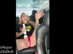 Водитель в маске оттрахал в машине грудастого светловолосого транса