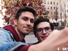 Худой татуированный гей делает анилингус и пердолит молодого дружка