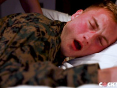 Молодой небритый гей с татуировками на теле отодрал парня на кровати