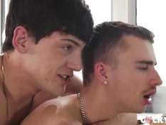 Парень гей отодрал и забрызгал спермой любовника с татушкой на руке