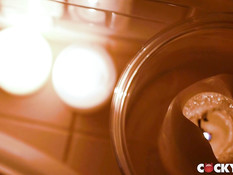 Два худых голубых парня занимались любовью в ванне с водой и в душе