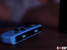 Двое молодых геев отсасывают друг другу члены и трахаются на диване