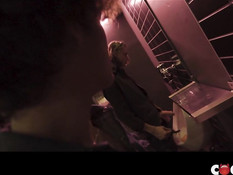 Белобрысый молодой гей отпердолил кудрявого шатена в упругую задницу