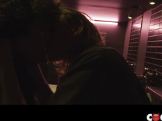 Белобрысый молодой гей отпердолил кудрявого шатена в упругую задницу