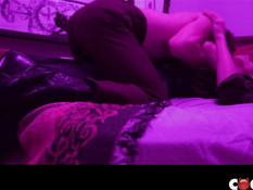 Белобрысый молодой гей отпердолил кудрявого шатена в упругую задницу