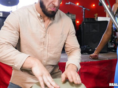 Белый мужик отодрал и забрызгал спермой молодую мулатку с косичками