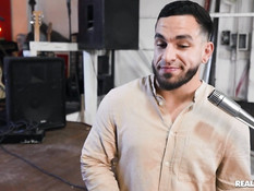 Белый мужик отодрал и забрызгал спермой молодую мулатку с косичками