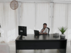 Очкарик отымел в кабинете молодую сисястую мулатку с тату и пирсингом