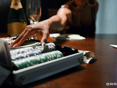 Кудрявая мулатка и сисястая латинская брюнетка трахают белого мужика