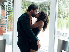 Кудрявая мулаточка оттрахана белым небритым мужиком и залита спермой