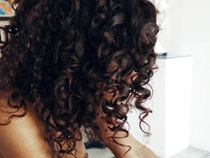 Кудрявая мулаточка оттрахана белым небритым мужиком и залита спермой