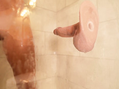 Перевозбуждённая девчонка трахает себя фаллосом и вибратором в душе