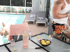 Знойная пышногрудая мамочка трахается с лысым мужиком возле бассейна