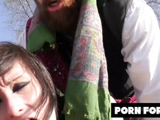 Бесстыжую молодую шатенку отодрали во все дырочки на песчаном пляже