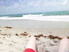 Встреченная на пляже юная сисястая блондинка согласилась потрахаться