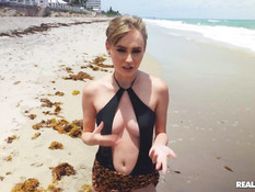 Встреченная на пляже юная сисястая блондинка согласилась потрахаться