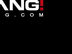 Лысый мужик трахает ночью возле бассейна молодую грудастую блондинку