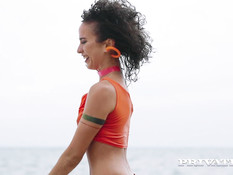 Парнишка отымел во дворе возле бассейна молодую татуированную шатенку