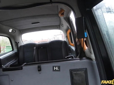 Водитель такси отымел в машине и обкончал молодую грудастую шатенку