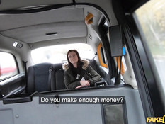 Водитель такси отымел в машине и обкончал молодую грудастую шатенку